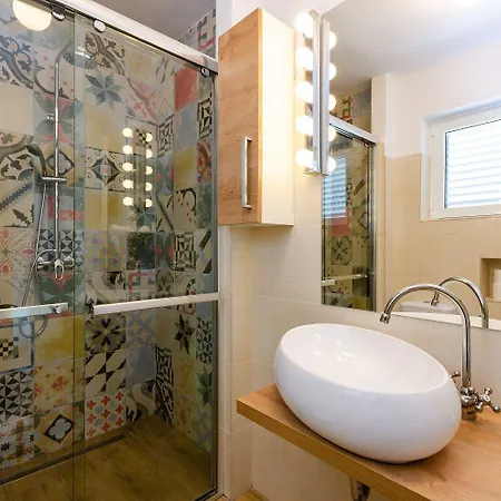 Renoviertes, Modernes Nur 200 Meter Zum Mit Meerblick, Waschmaschine, Grill アパート ツリクヴェニツァ